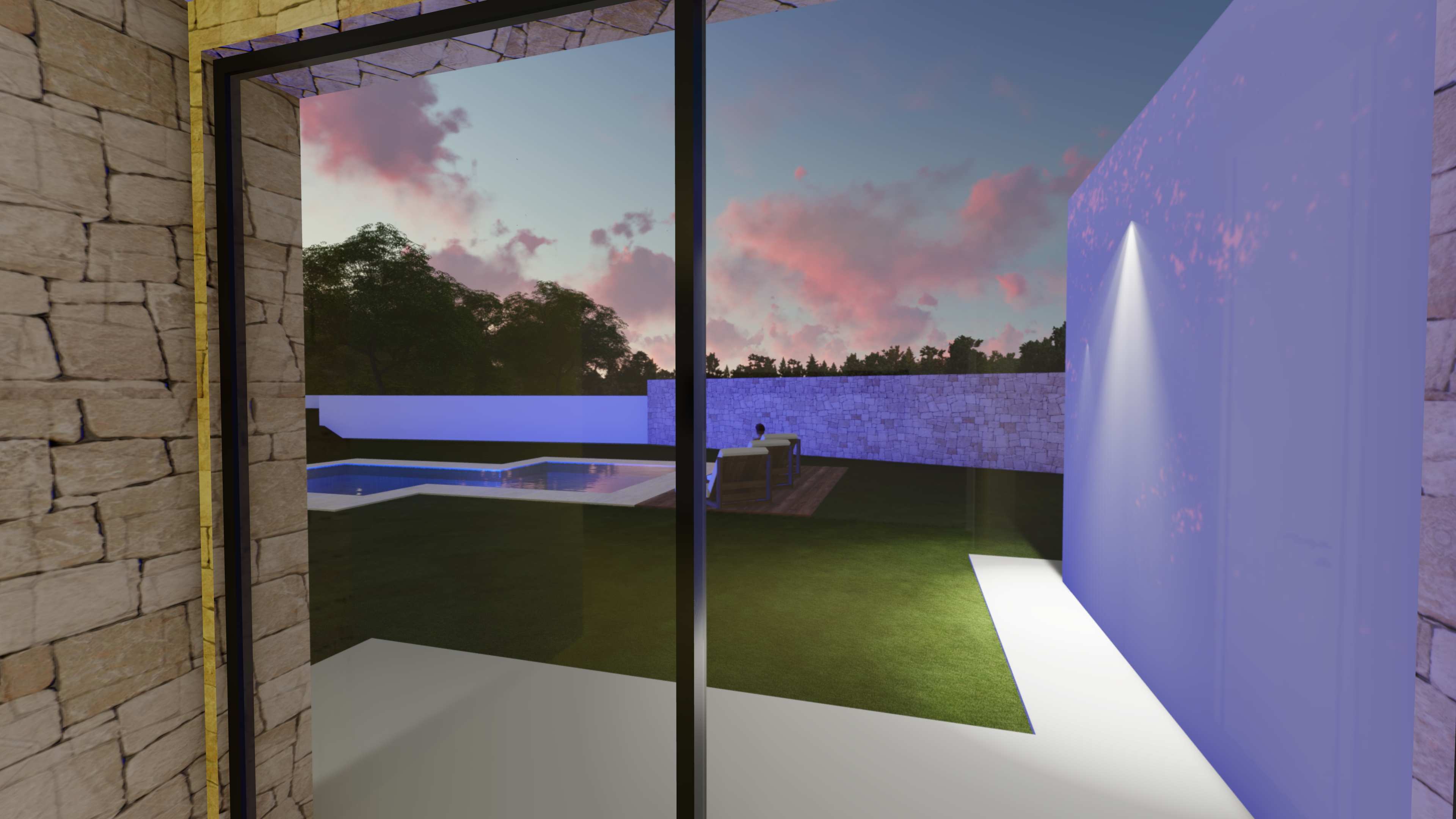 Blick durch große Glasflächen auf den Garten mit Pool und Natursteinwänden, ergänzt durch eine Holzterrasse in der Abenddämmerung.