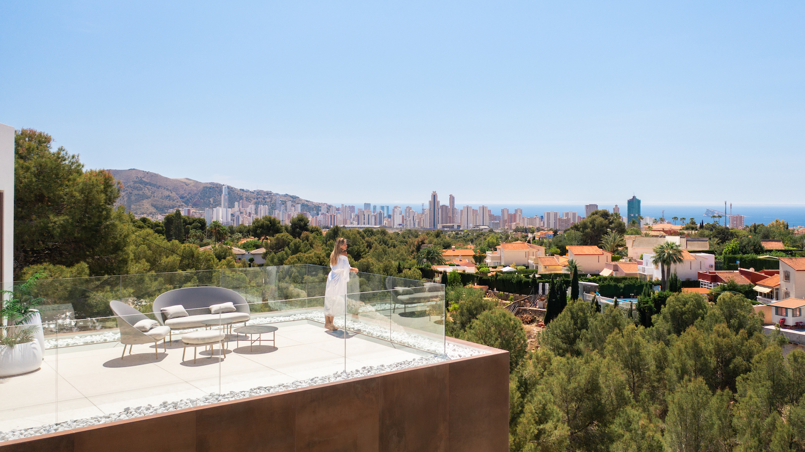 Terrasse mit Panoramablick auf die Stadt und modernen Gartenmöbeln.