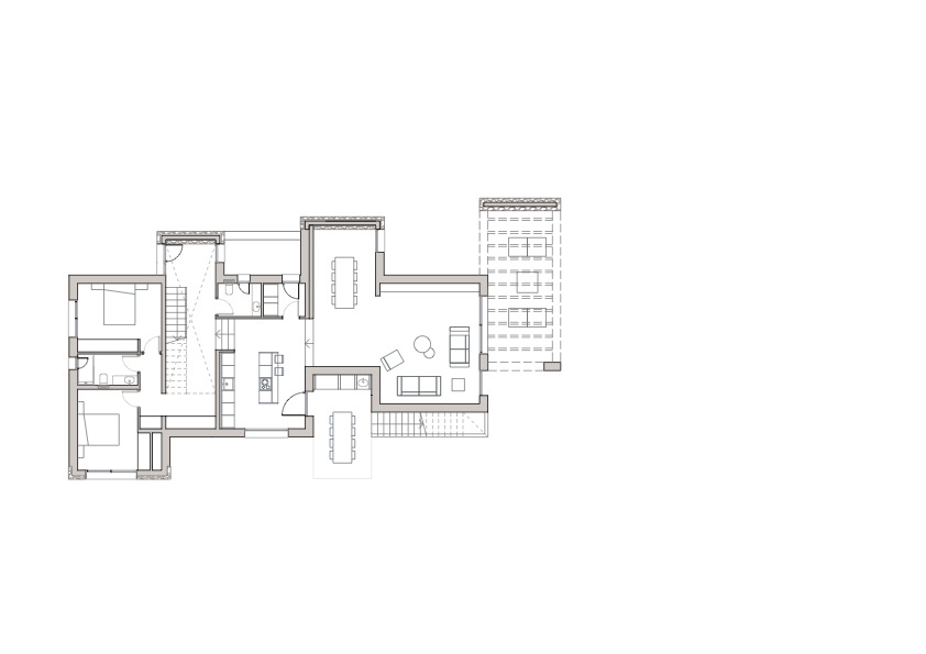 Architektonischer Grundriss des Hauptgeschosses mit Darstellung des offenen Wohnbereichs, der Küche mit Insel, Schlafzimmern mit Bad und weitläufigen Terrassenflächen.