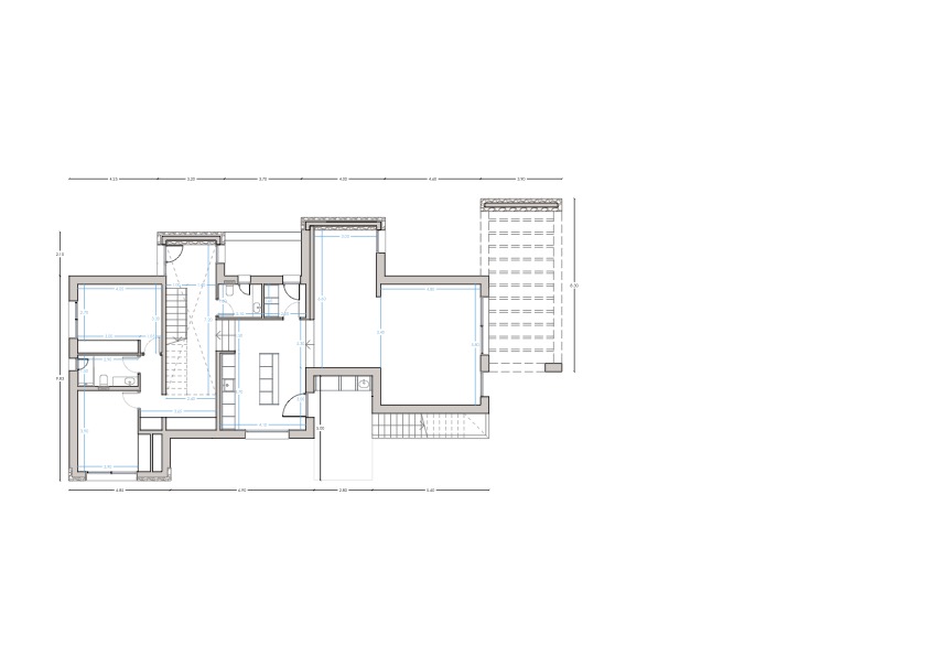 Detaillierter technischer Grundriss des Erdgeschosses, der die Anordnung der Schlafzimmer, Badezimmer und der offenen Küche mit Kochinsel zeigt.