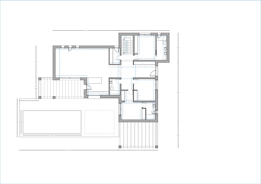 Detaillierter technischer Grundriss des Erdgeschosses mit Darstellung des offenen Wohnbereichs, drei Schlafzimmern mit En-Suite-Bädern sowie dem Außenbereich mit Pool.