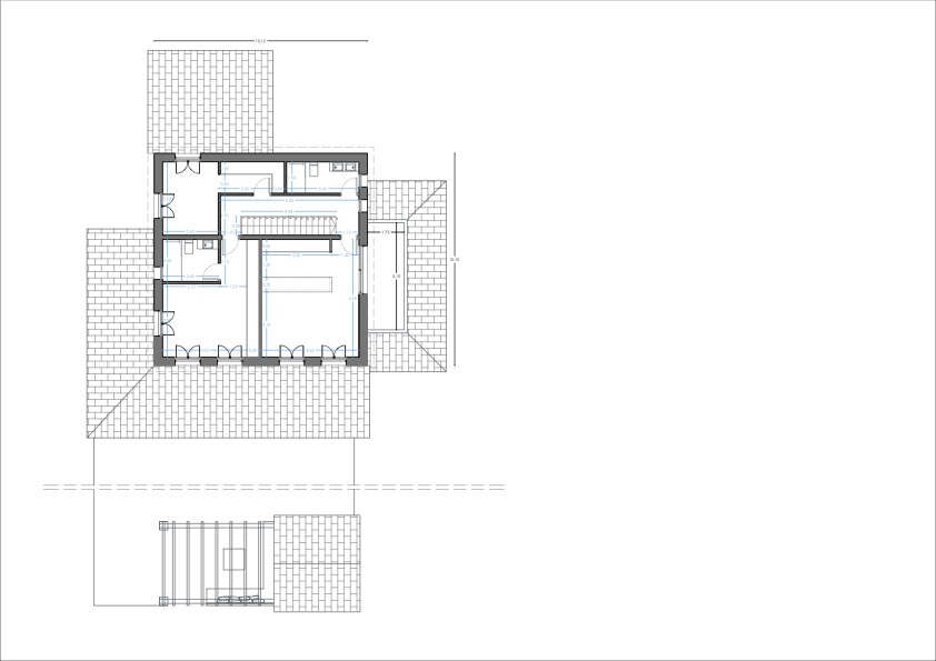 Detaillierter technischer Grundriss, der die Raumaufteilung mit präzisen Maßen, zentralem Treppenhaus und umliegenden Terrassenflächen zeigt.
