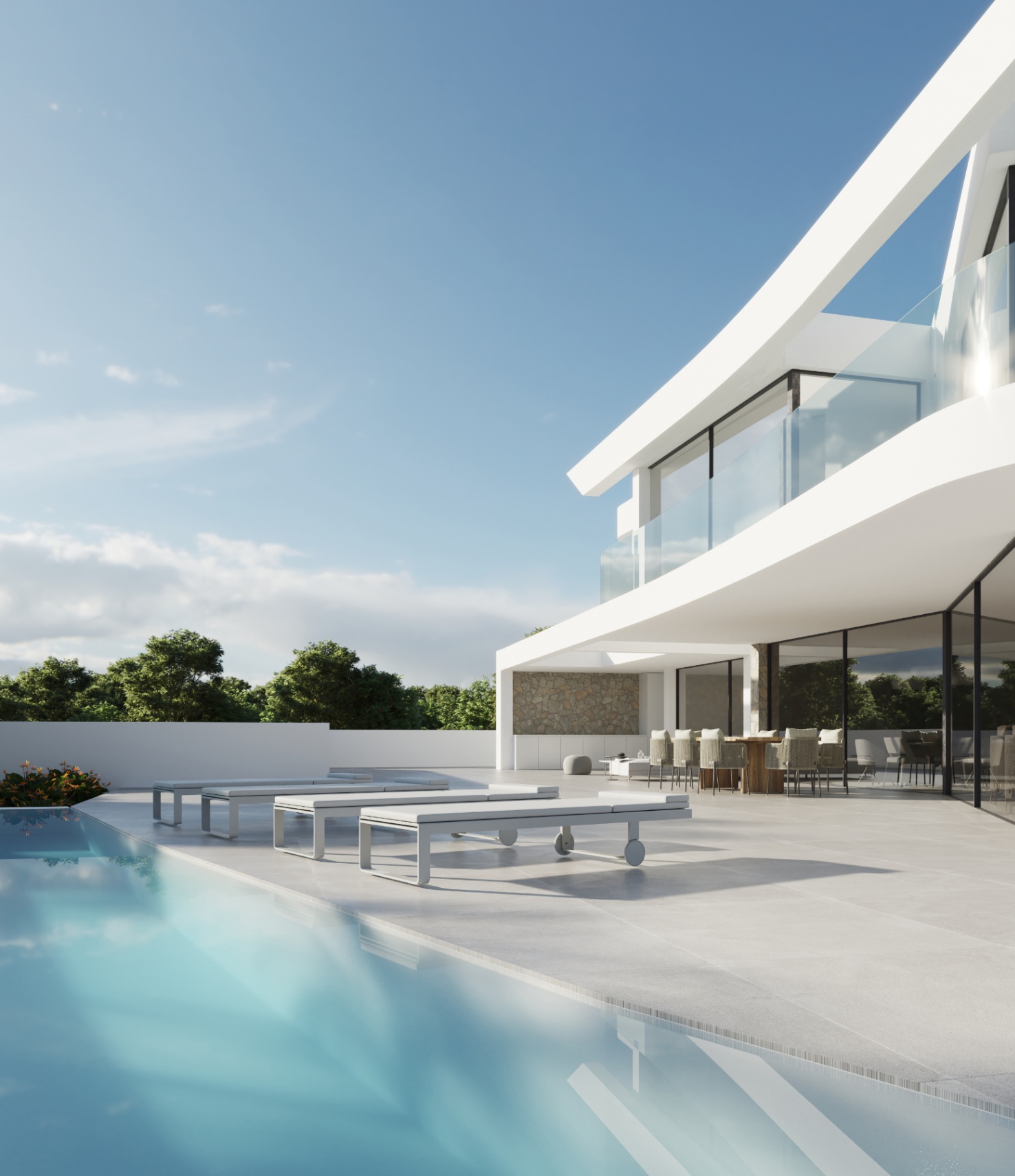 Außenbereich mit Infinity-Pool, großformatigen Feinsteinzeugfliesen und minimalistischen Sonnenliegen vor einer modernen weißen Fassade mit Glasgeländern.