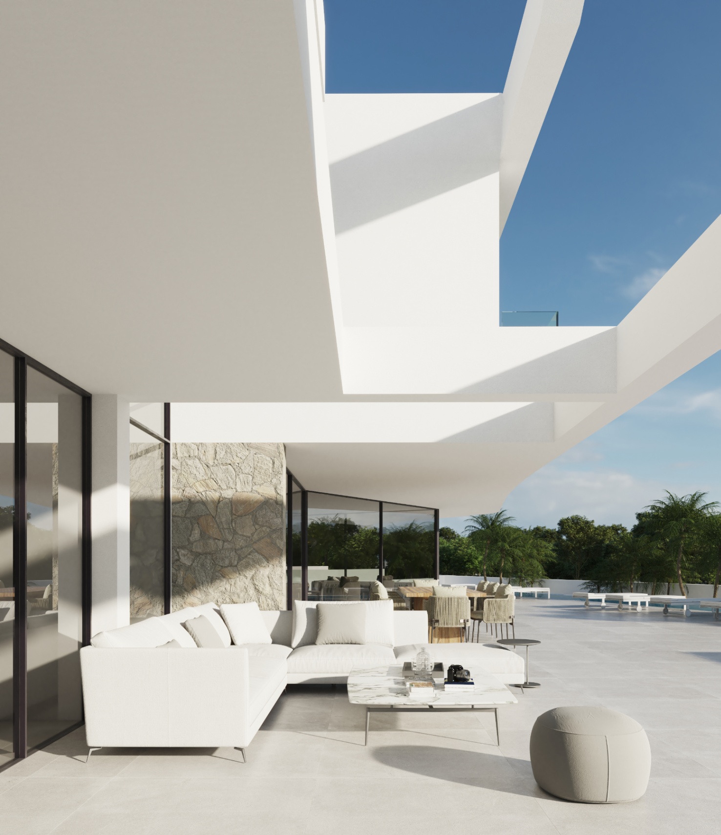 Hauptterrasse mit Lounge-Bereich, Designer-Sofas und Natursteinakzenten unter einer modernen, weiß gestalteten architektonischen Überdachung.