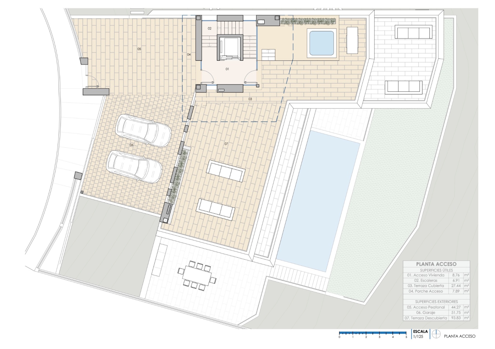 Detaillierter Grundriss der Zugangsebene mit Doppelgarage, Haupteingang inklusive Aufzug sowie einer großzügigen Terrasse und dem Poolbereich.