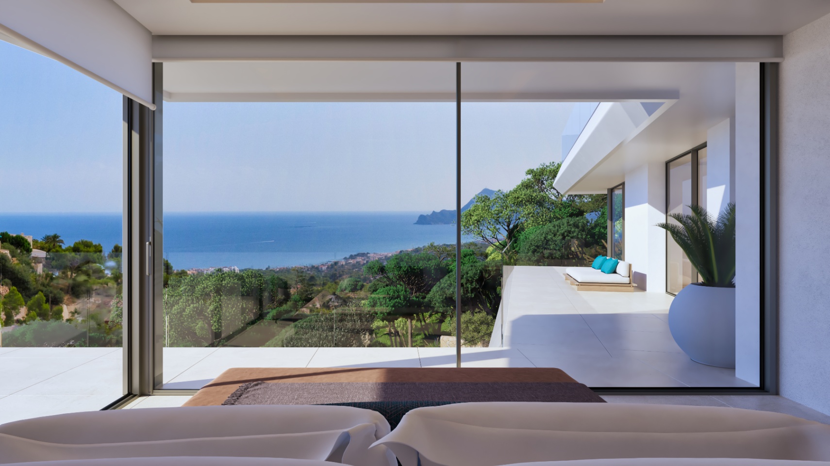 Hauptschlafzimmer mit bodentiefen Glasfronten, Panoramablick auf das Mittelmeer und direktem Zugang zur privaten Terrasse mit minimalistischen Außenmöbeln.