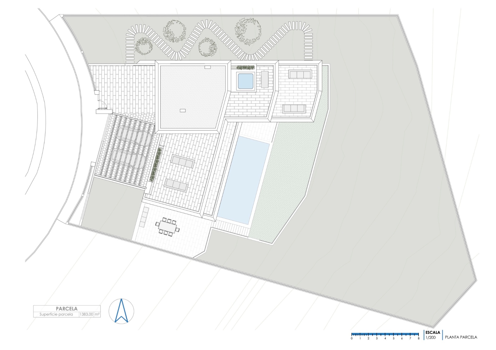Lageplan des 1.383 m² großen Grundstücks mit Darstellung der Villa, des Infinity-Pools, der weitläufigen Terrassen und der gestalteten Außenanlagen.
