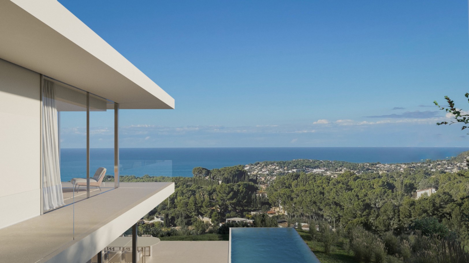 Obere Terrasse mit Glasgeländer und Panoramablick auf das Mittelmeer. Die minimalistische Architektur bietet Sicht auf einen Infinity-Pool und die bewaldete Küstenlandschaft.