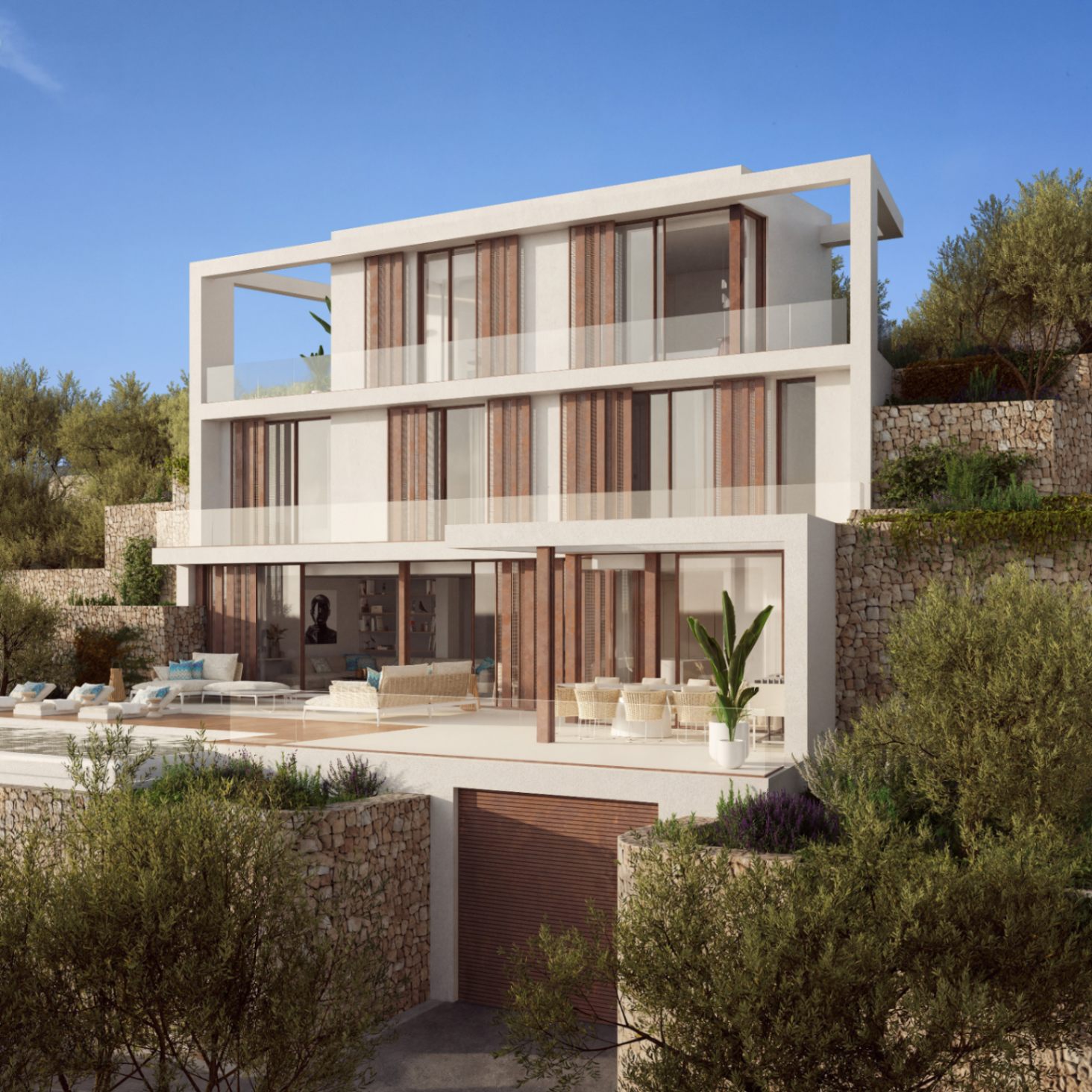 Dreistöckige Fassade mit Natursteinmauern, Holzlamellen und großen Glasfronten. Die Hauptterrasse bietet einen Pool und Loungebereiche in terrassierter Hanglage.
