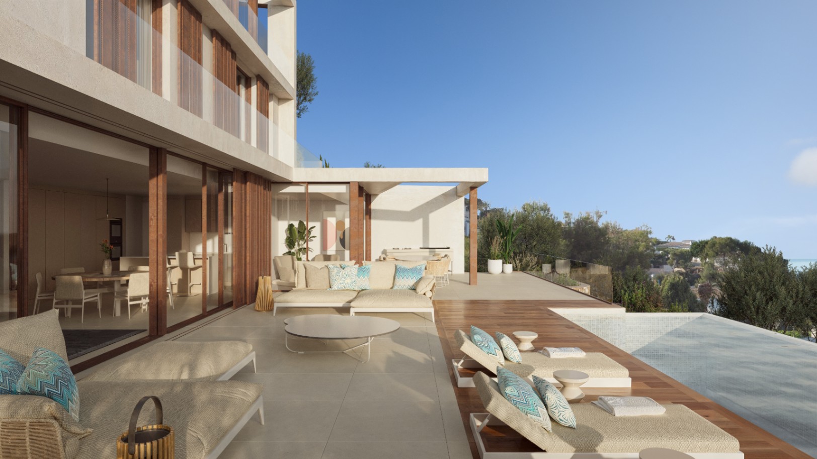 Hauptterrasse mit Loungebereich, Sonnenliegen auf Holzdeck und Infinity-Pool. Große Glasschiebetüren verbinden den Innenbereich nahtlos mit der mediterranen Außenanlage.