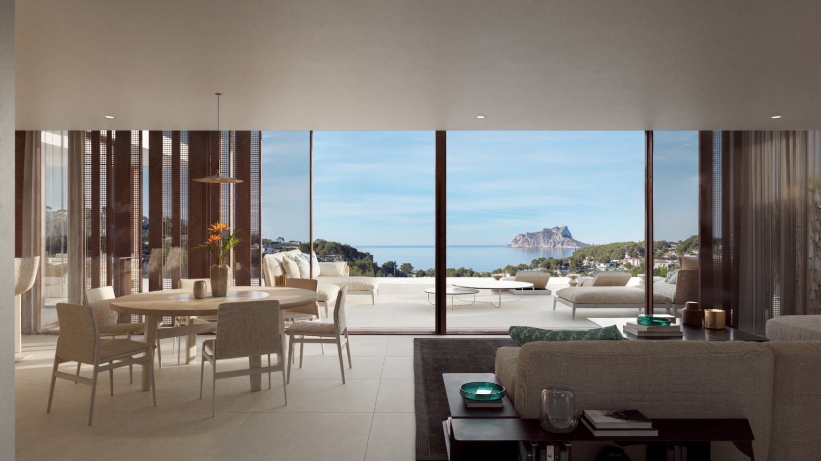 Offener Wohn- und Essbereich mit bodentiefen Glasfronten, die einen Panoramablick auf das Meer und den Peñón de Ifach sowie Zugang zur Terrasse bieten.