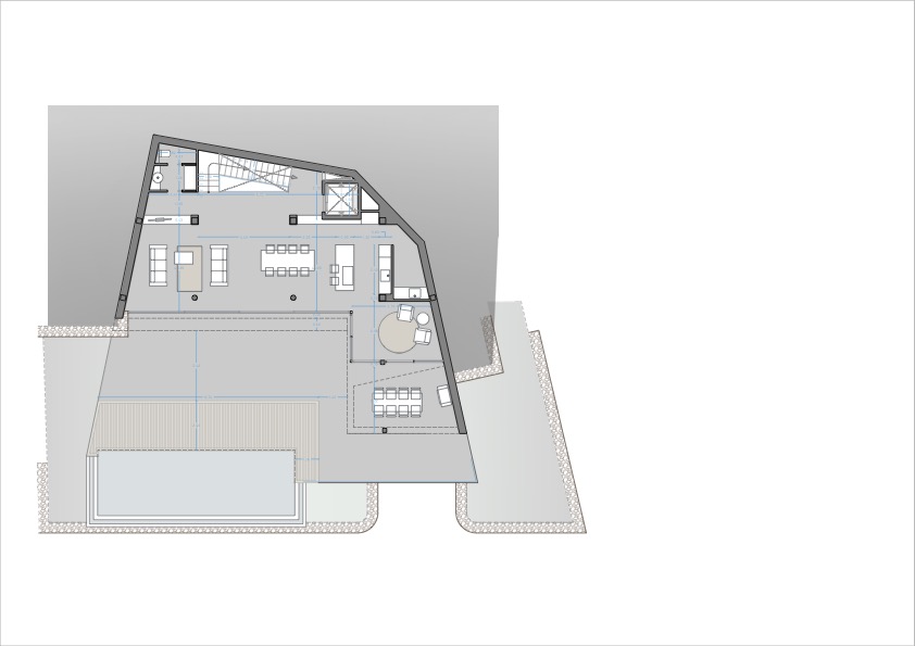 Technischer Grundriss des Erdgeschosses mit offenem Wohnbereich, Küche, Aufzug und weitläufiger Terrasse samt rechteckigem Swimmingpool.
