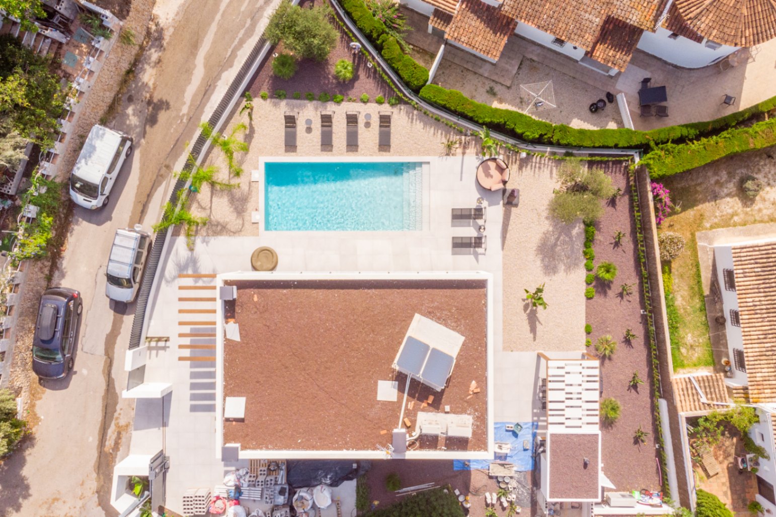 Luftaufnahme der Villa mit rechteckigem Pool, Sonnendeck und mediterranem Garten.