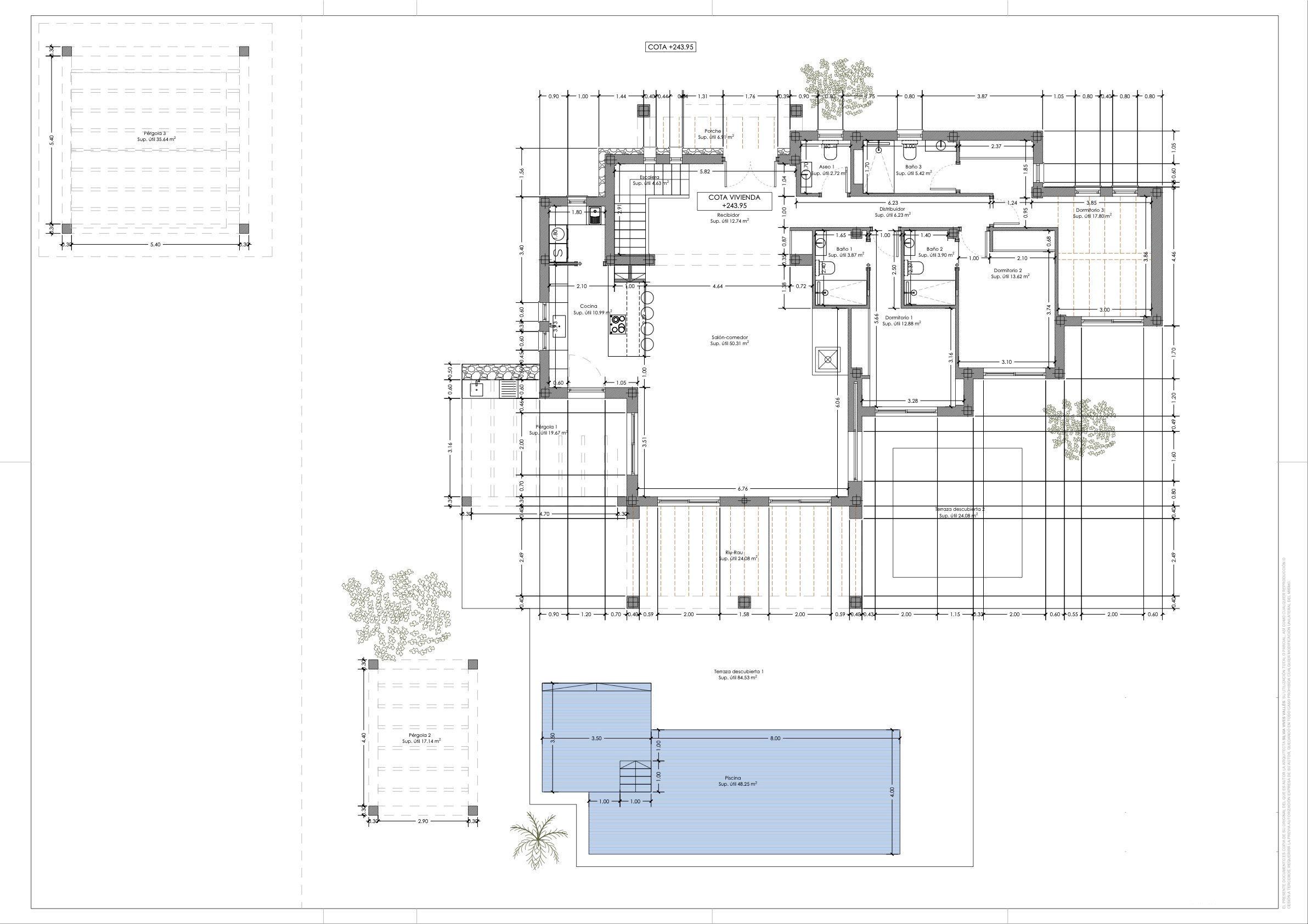 Detaillierter Grundriss der Hauptebene mit drei Schlafzimmern mit Bad en Suite, offenem Wohn-Essbereich sowie großzügigen Terrassen und privatem Pool.