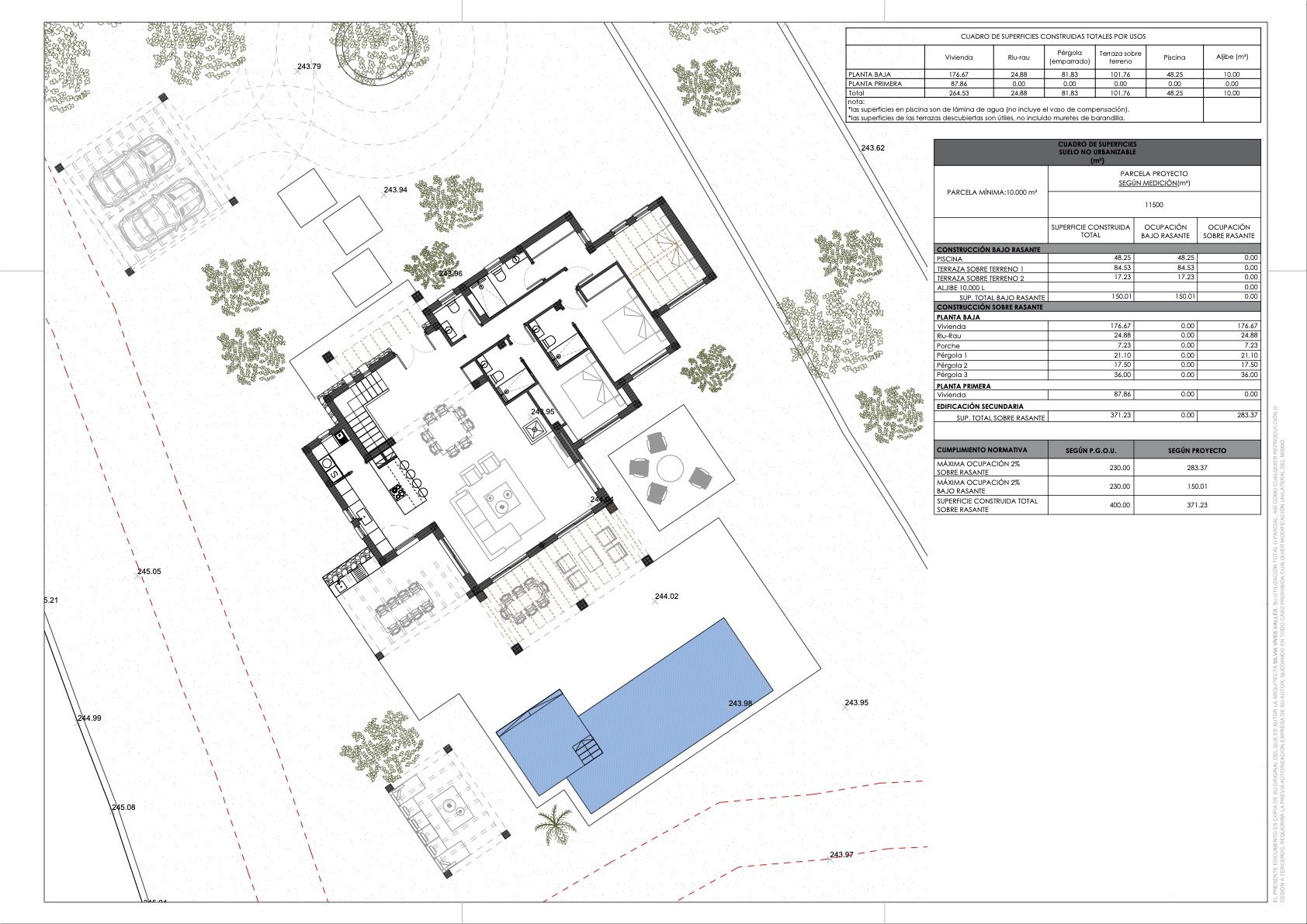 Detaillierter technischer Grundriss des Erdgeschosses und der Außenanlagen mit Raumaufteilung, Swimmingpool, Terrassenbereichen und Flächenberechnungstabelle.