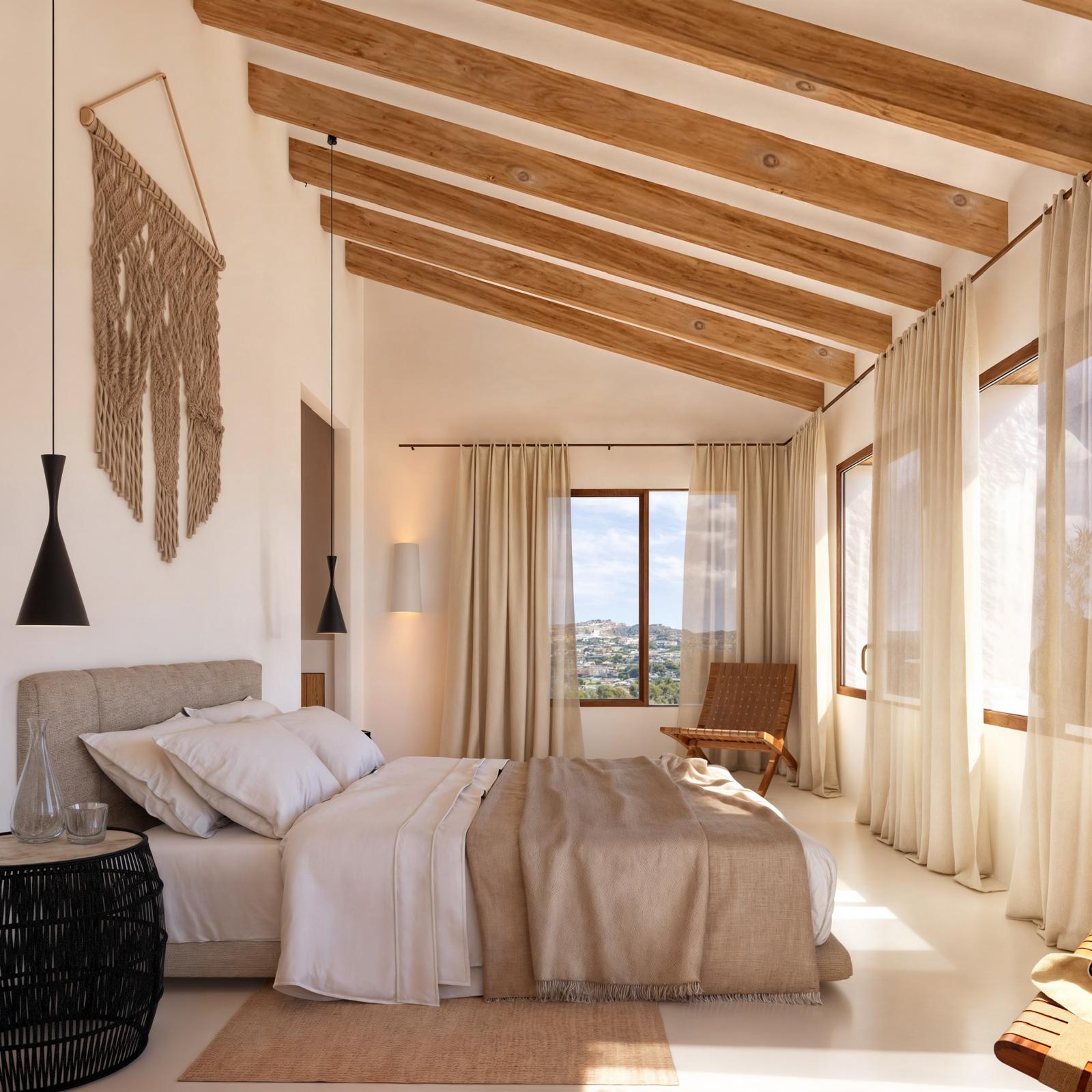Hauptschlafzimmer mit hohen Dachschrägen und sichtbaren Holzbalken, großen Fenstern mit Panoramablick und einem mediterranen Design in sanften Naturtönen.