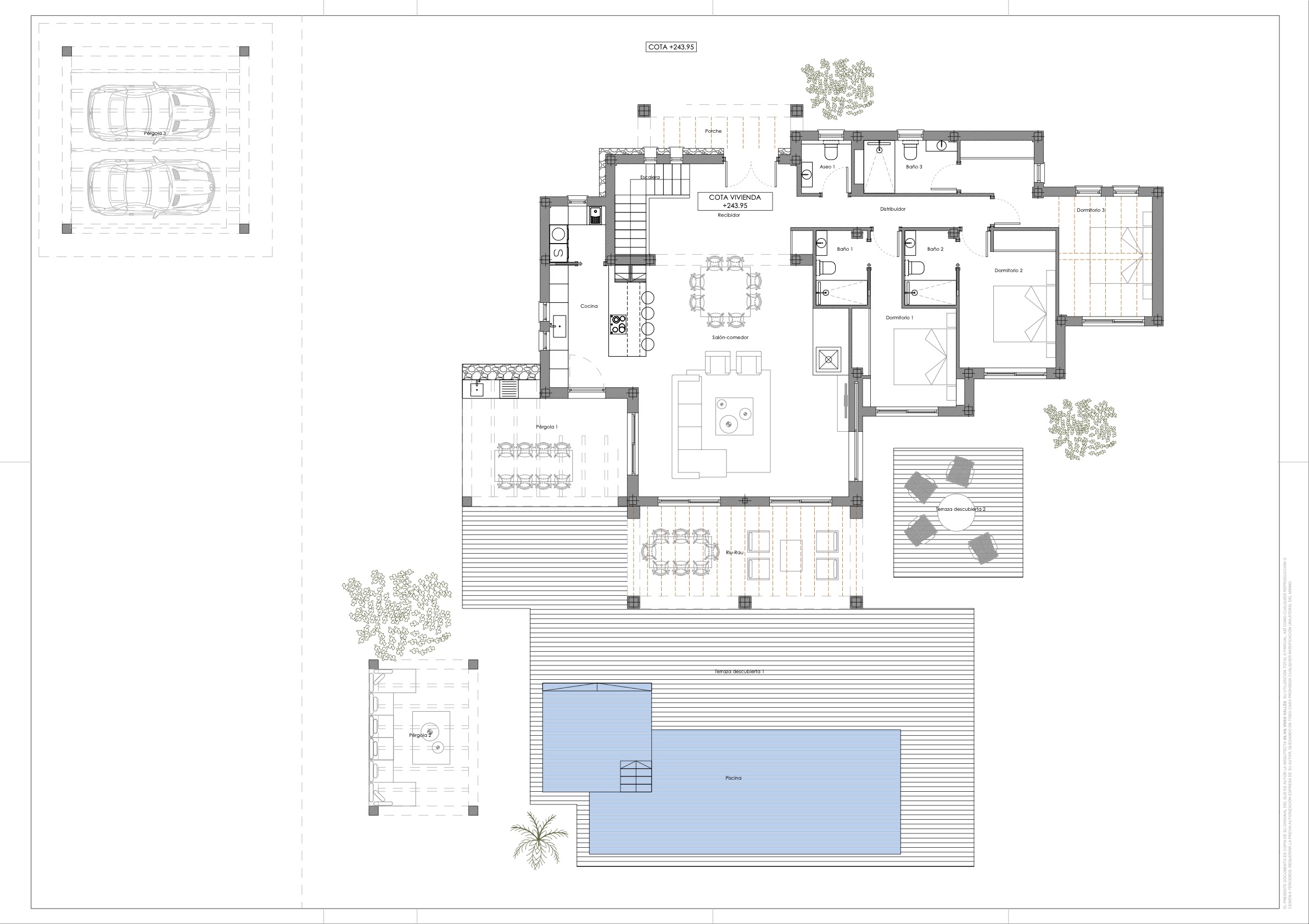 Technischer Grundriss des Hauptgeschosses mit drei En-Suite-Schlafzimmern, offenem Wohnbereich und großzügigen Außenflächen inklusive Pool, Terrassen und Stellplätzen.
