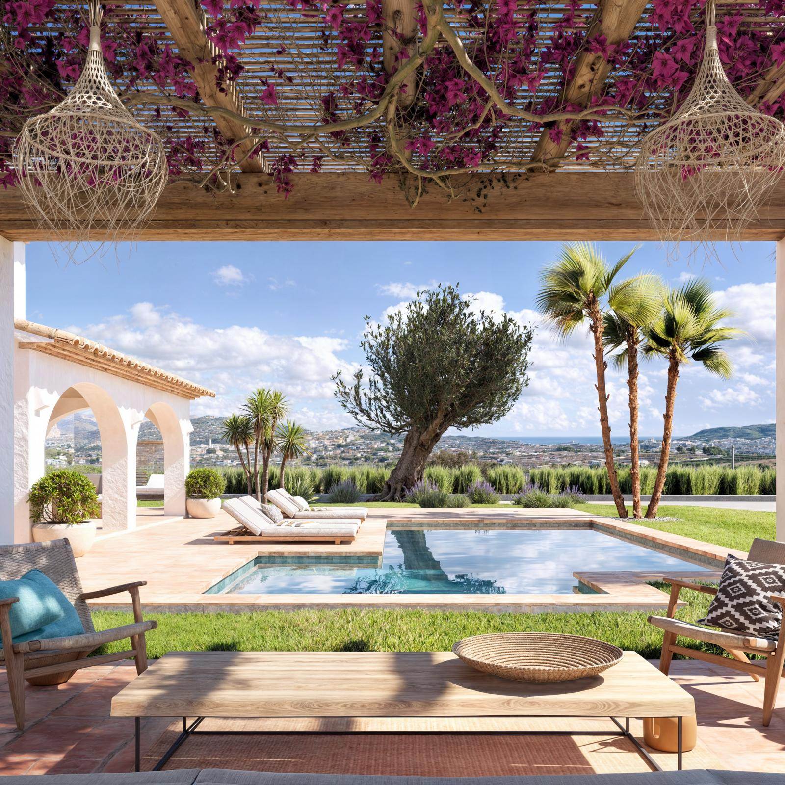 Terrasse mit Holzpergola und Bougainvillea, Blick auf den L-förmigen Pool, den Garten mit Olivenbaum und das ferne Mittelmeer.