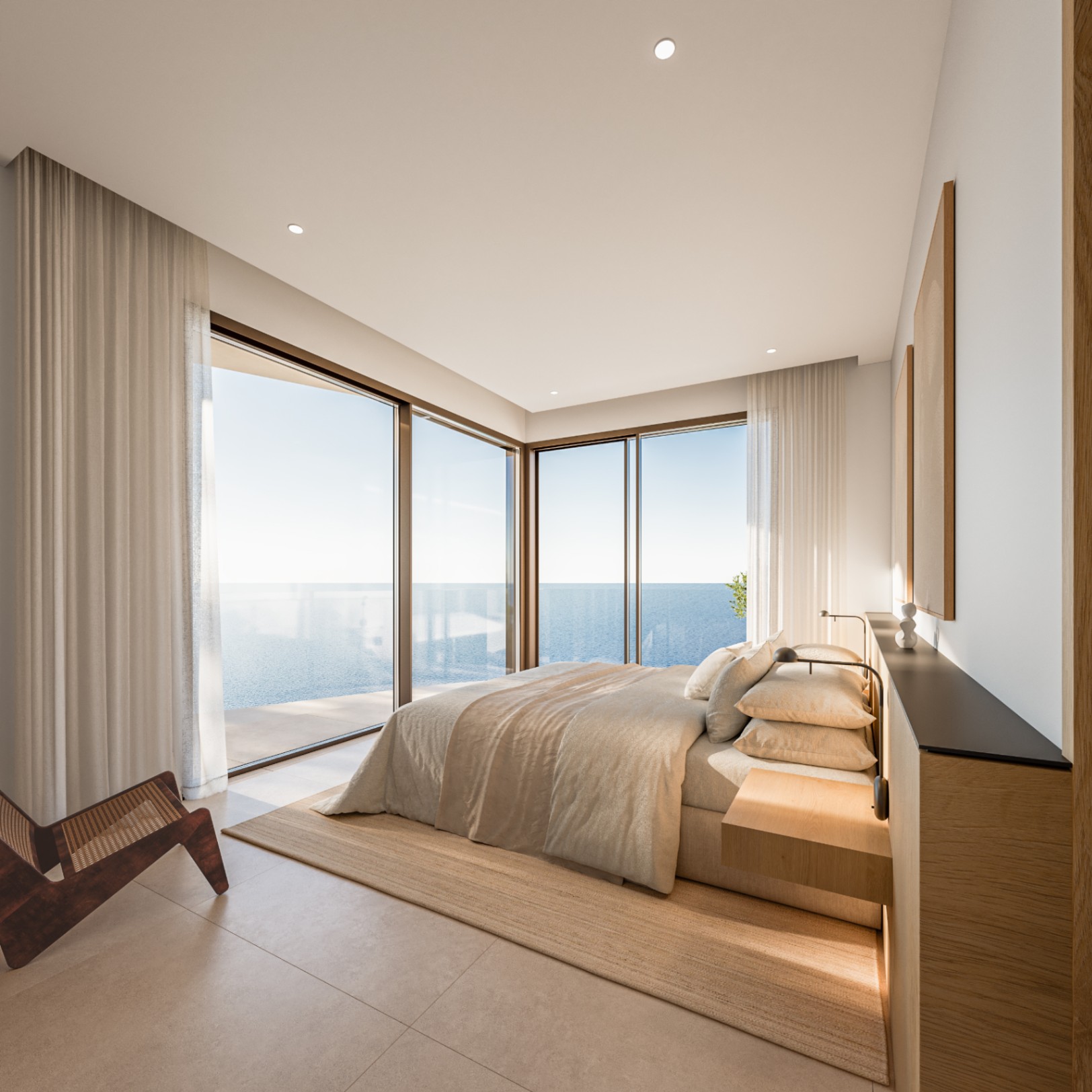 Hauptschlafzimmer mit raumhohen Eckfenstern und Panoramablick auf das Meer. Minimalistisches Design mit Holzmöbeln, großformatigen Fliesen und Einbaubeleuchtung.