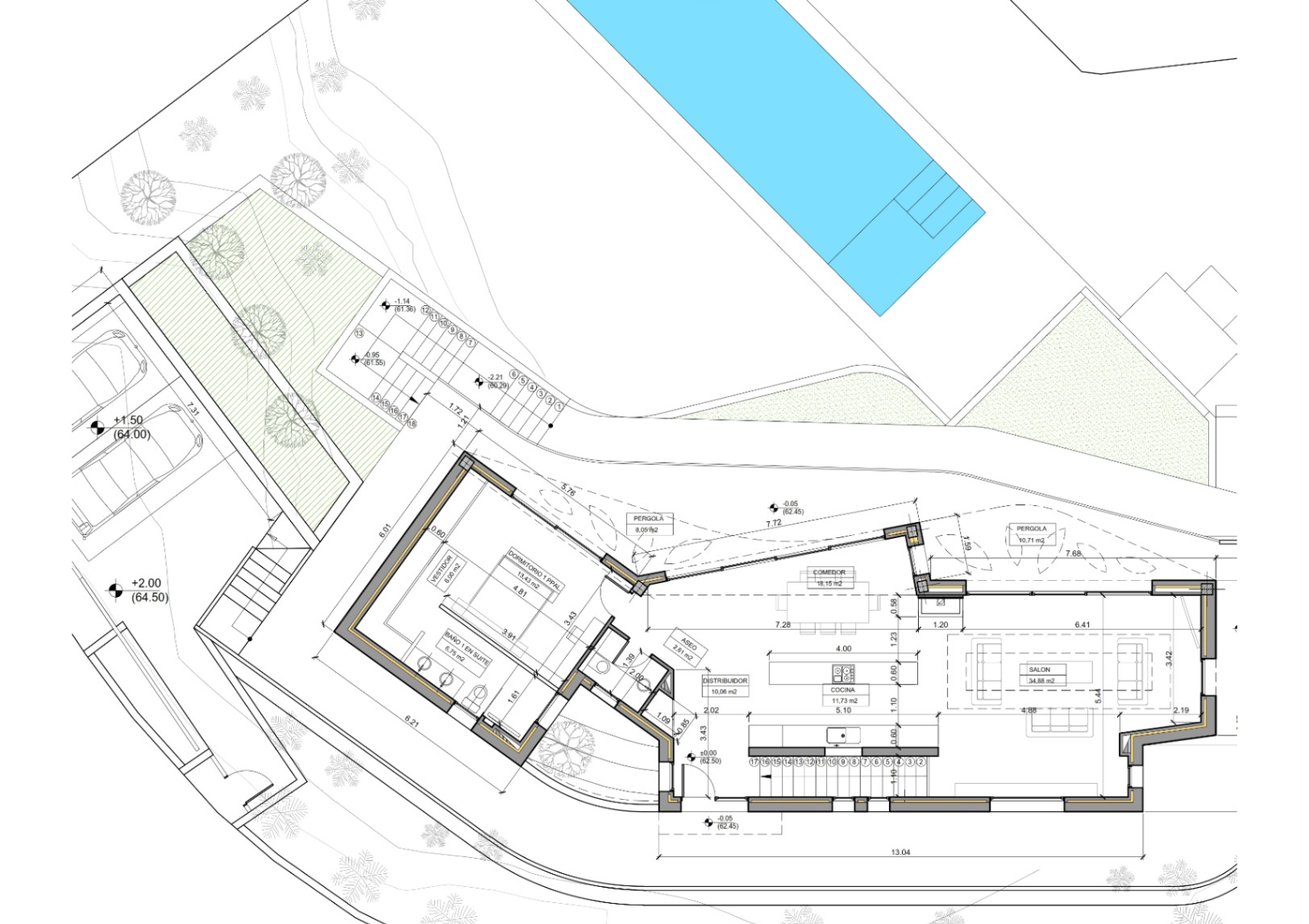 Detaillierter Grundriss des Hauptgeschosses mit offenem Wohn-Essbereich, Master-Suite mit Ankleidezimmer, Poolanlage und den Stellplätzen im Doppel-Carport.