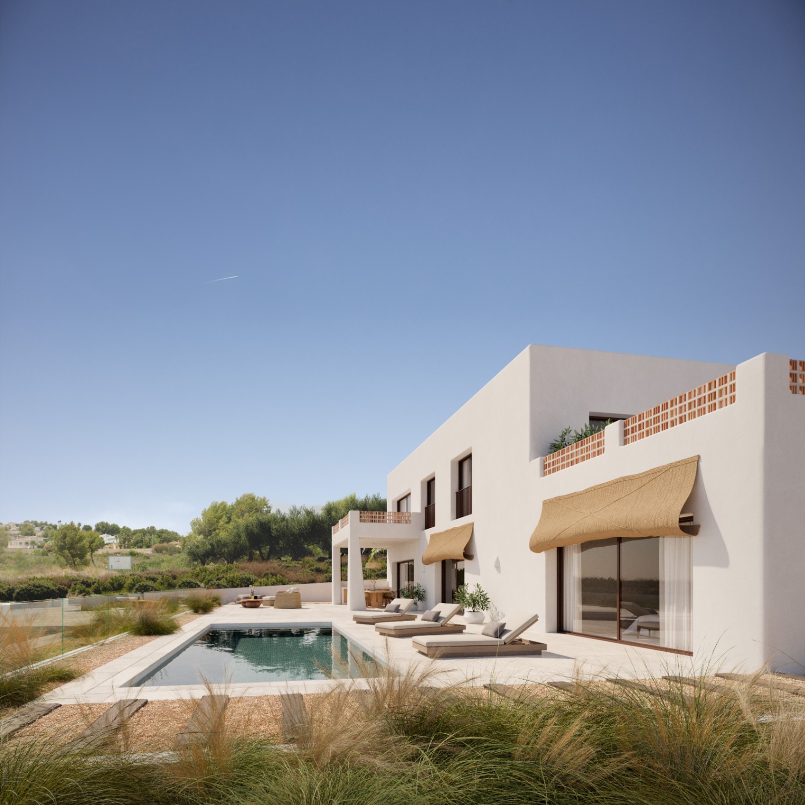 Außenansicht mit rechteckigem Pool, Steinterrasse und Markisen aus Naturfasern. Die weiße Fassade besticht durch Terrakotta-Gitterelemente und große Fensterfronten.