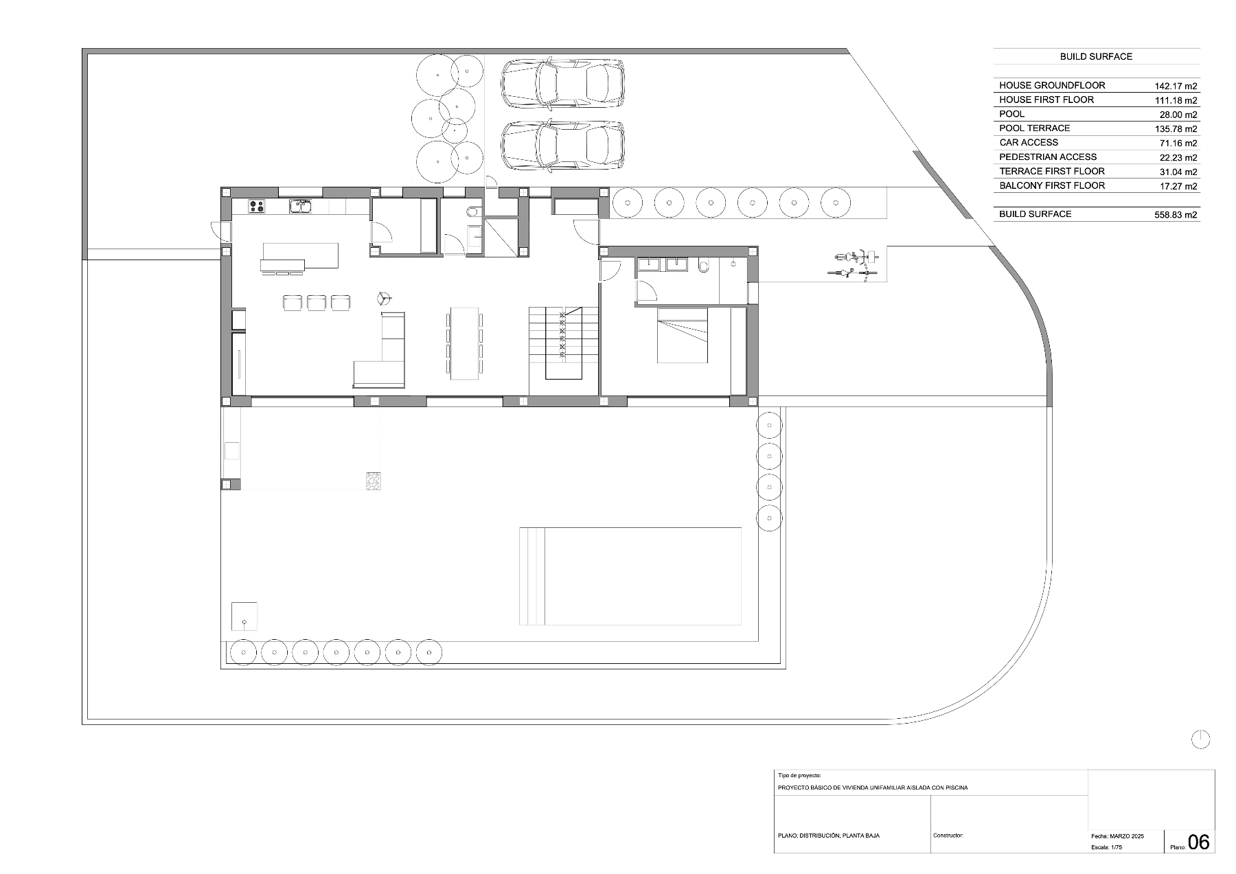 Detaillierter technischer Grundriss des Erdgeschosses mit Darstellung des offenen Wohnbereichs, der Küche, eines Schlafzimmers sowie der großen Poolterrasse und Parkplätze.