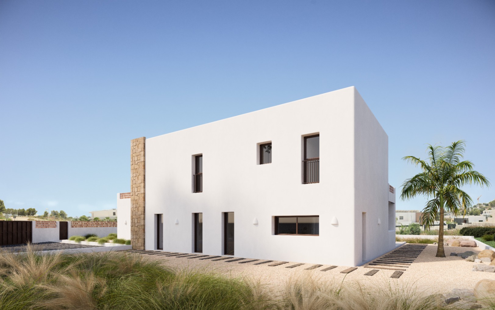 Minimalistische weiße Fassade mit einer Akzentwand aus Naturstein, dunklen Fensterrahmen und einem Kiesgarten mit einer Palme und Holzstegen.