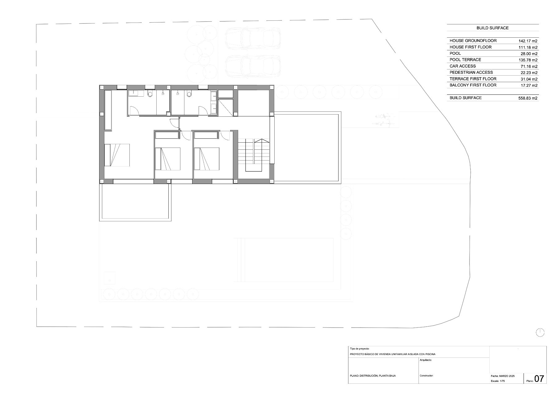 Technischer Grundriss des Erdgeschosses mit Darstellung von drei Schlafzimmern, Badezimmern, dem Poolbereich und den Parkplätzen auf einer Gesamtfläche von 558 m².
