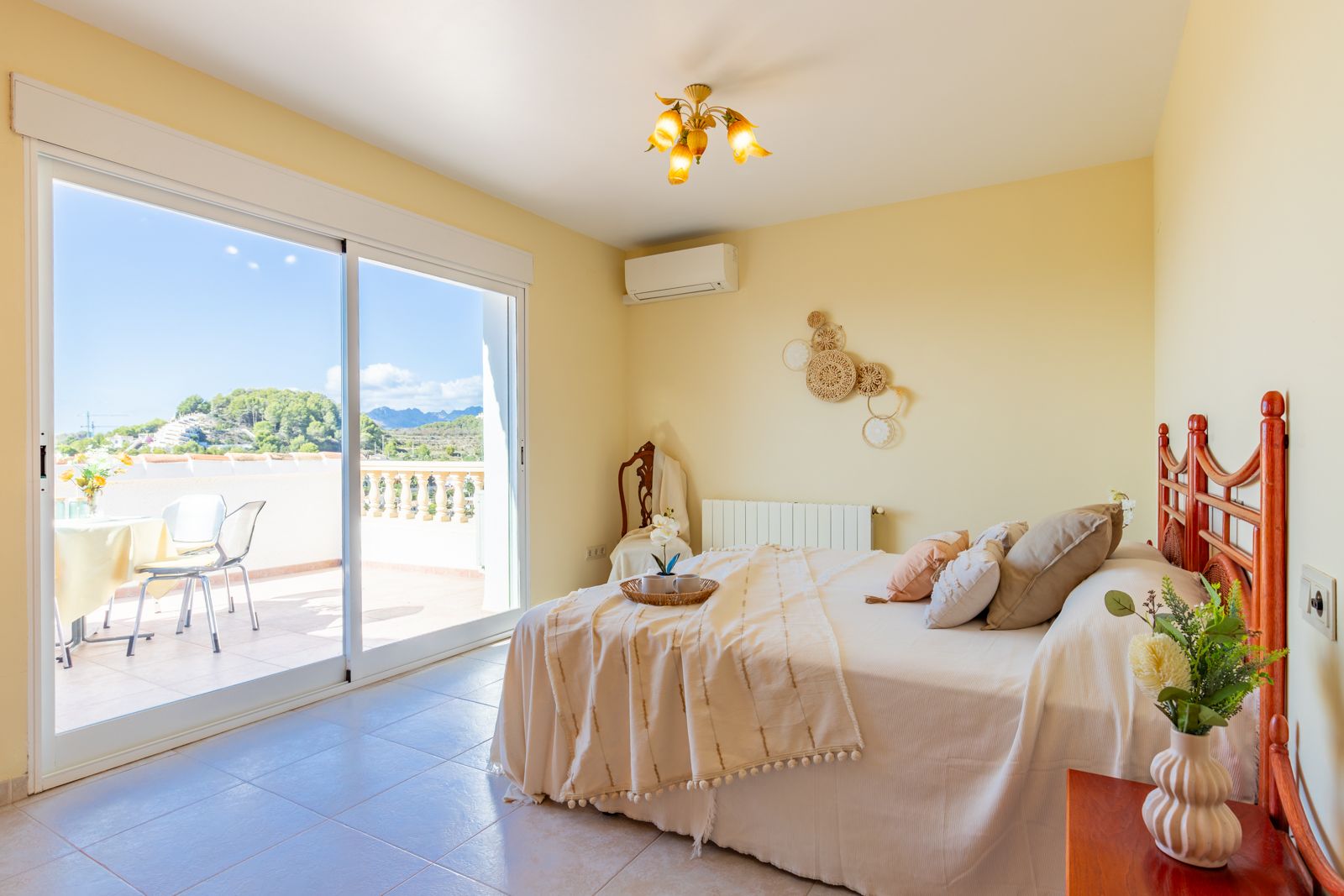 Helles Schlafzimmer mit direktem Zugang zu einer privaten Terrasse. Ausgestattet mit Klimaanlage, Zentralheizung und weitem Blick auf die umliegenden Berge.