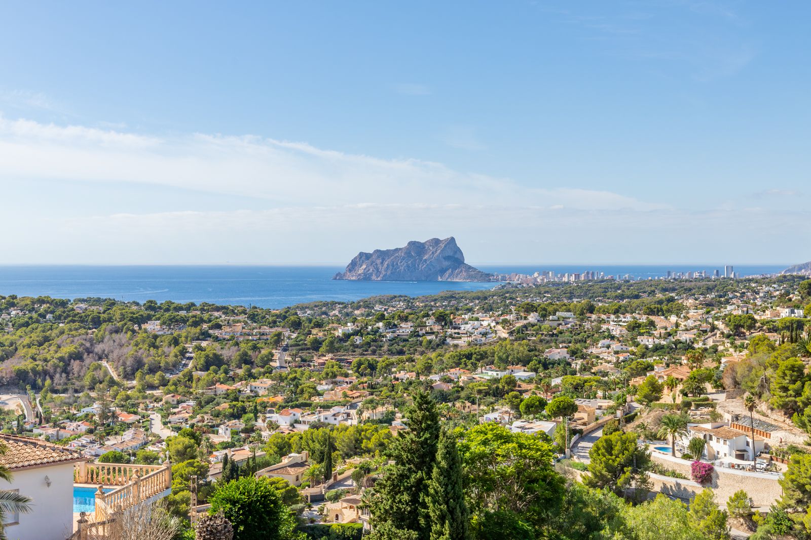 Panoramablick vom Anwesen auf den Peñón de Ifach und das Mittelmeer, eingebettet in die grüne Hügellandschaft von Benimeit in Moraira.