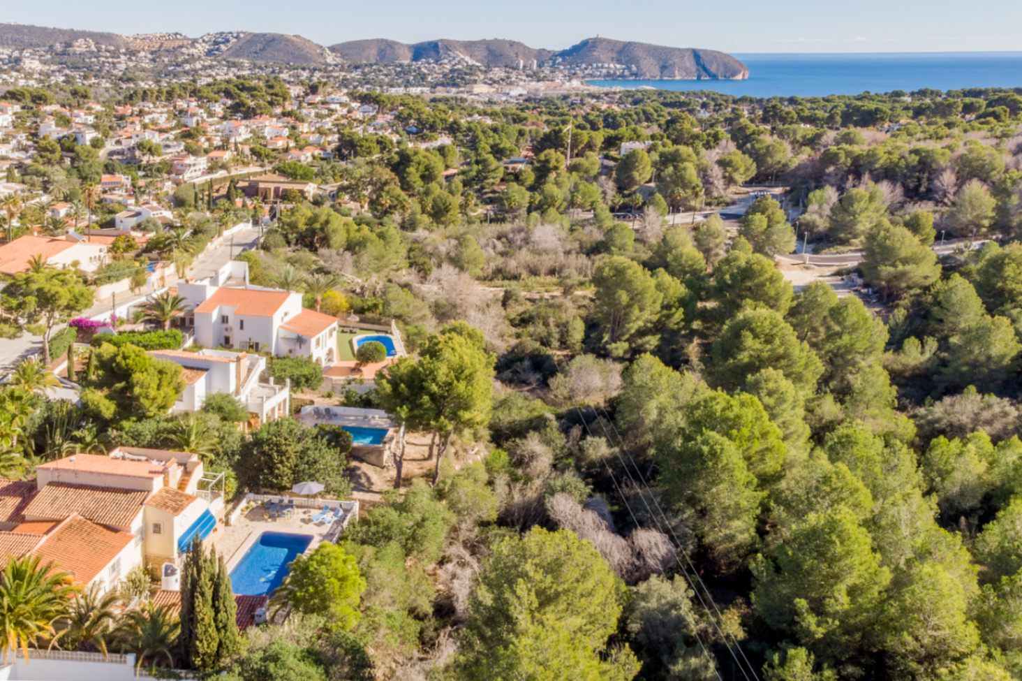 Luftaufnahme der privilegierten Lage direkt an einer geschützten Grünzone mit Panoramablick auf das Mittelmeer und die Küste von Moraira.