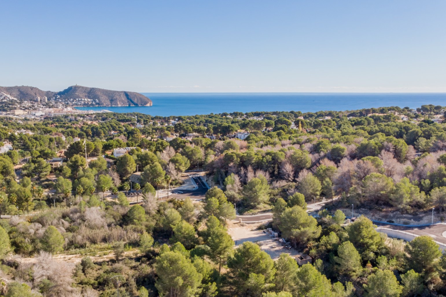 Panoramablick auf das Mittelmeer und das Cap d'Or, über einem geschützten Pinienwald gelegen, der eine unverbaubare und naturnahe Umgebung garantiert.