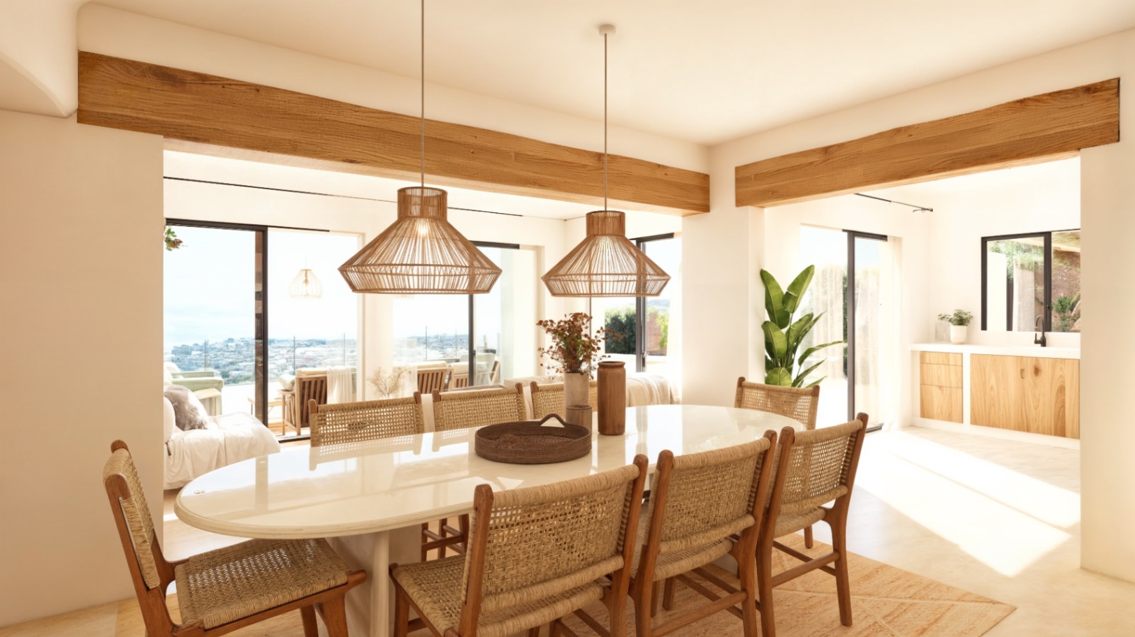 Essbereich im ibizenkischen Stil mit ovalem Tisch, Rattanstühlen und Holzbalken, der durch große Schiebefenster einen weiten Blick auf das Meer ermöglicht.