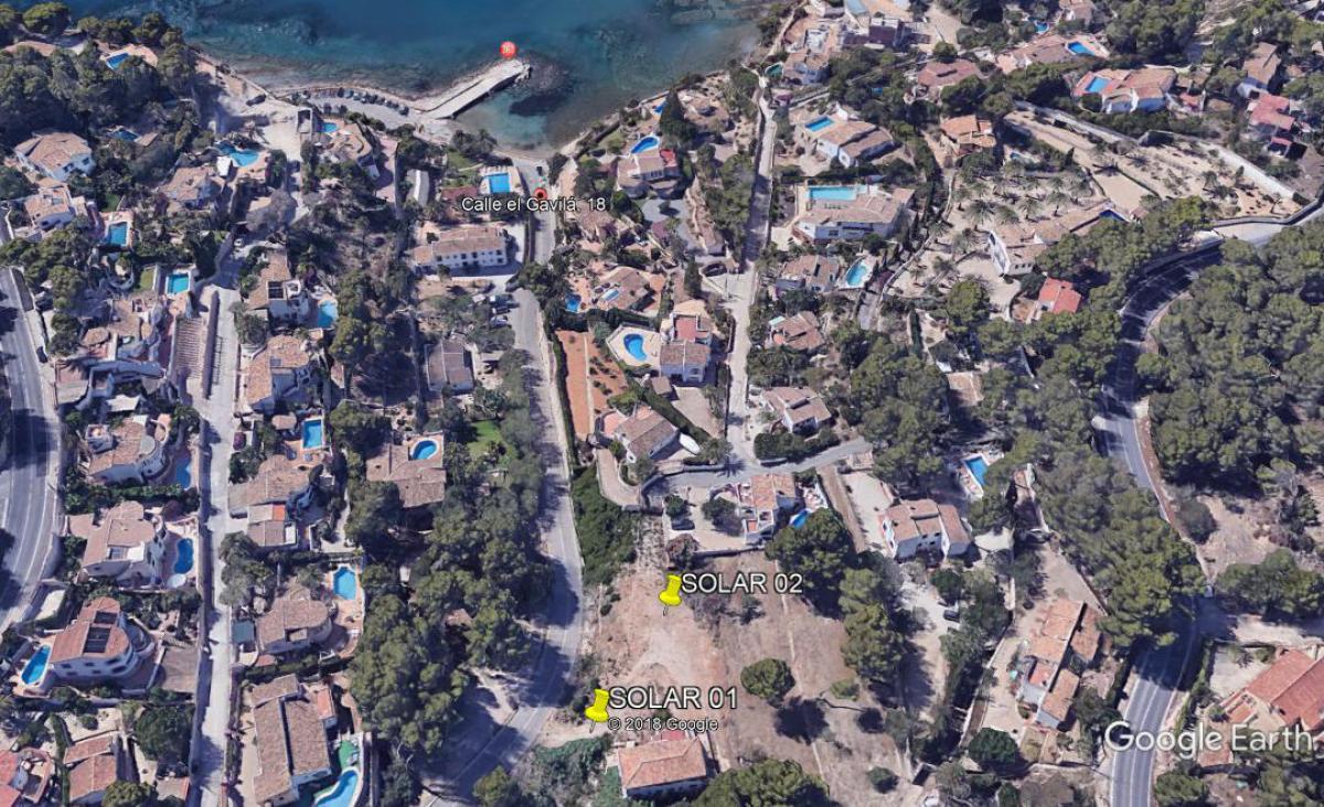 Luftaufnahme der Grundstücke Solar 01 und Solar 02 in unmittelbarer Nähe zur Bucht Cala Advocat, eingebettet in eine gewachsene Wohngegend.