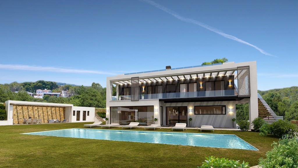 Außenansicht einer modernen Villa mit rechteckigem Pool, Liegewiese und oberer Terrasse mit Glasgeländern und integrierter Pergola.