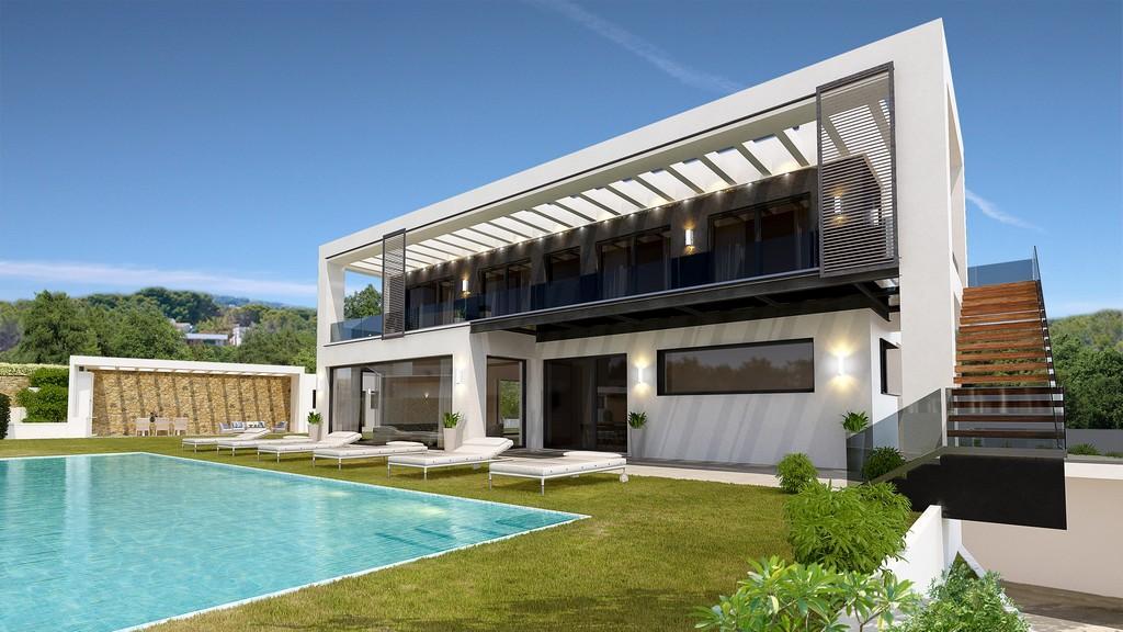 Außenansicht einer modernen Villa mit rechteckigem Pool, weißer Fassade und großen Glasfronten. Obere Terrasse mit Glasgeländern und integrierter Fassadenbeleuchtung.