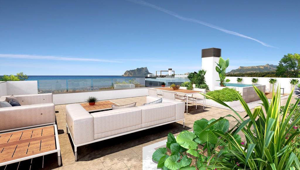 Dachterrasse mit Loungebereich, Essplatz im Freien und Glasgeländern mit Panoramablick auf das Mittelmeer und den Peñón de Ifach.