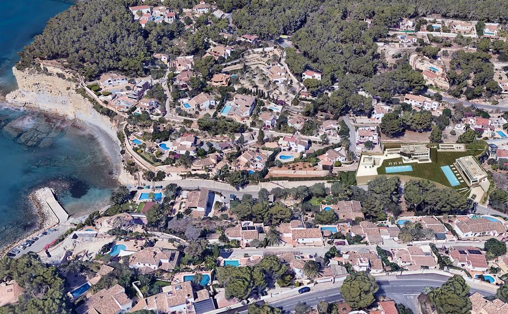 Luftaufnahme der Grundstücke in 150 Metern Entfernung zur Cala Advocat, mit modernen Villenentwürfen und Pools in der etablierten Küstenlage von Benissa.