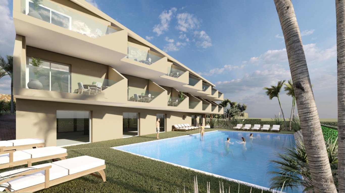 Dreistöckige moderne Fassade mit geometrischen Balkonen und Glasgeländern über einem rechteckigen Poolbereich mit Holzliegen und Rasenfläche.