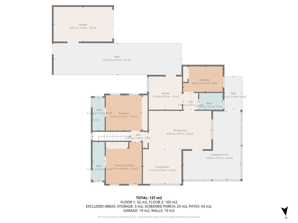 Detaillierter Grundriss der 137 m² großen Villa, der die Aufteilung von drei Schlafzimmern mit Bädern, L-förmigem Wohnbereich, Küche, Veranda und Garage zeigt.