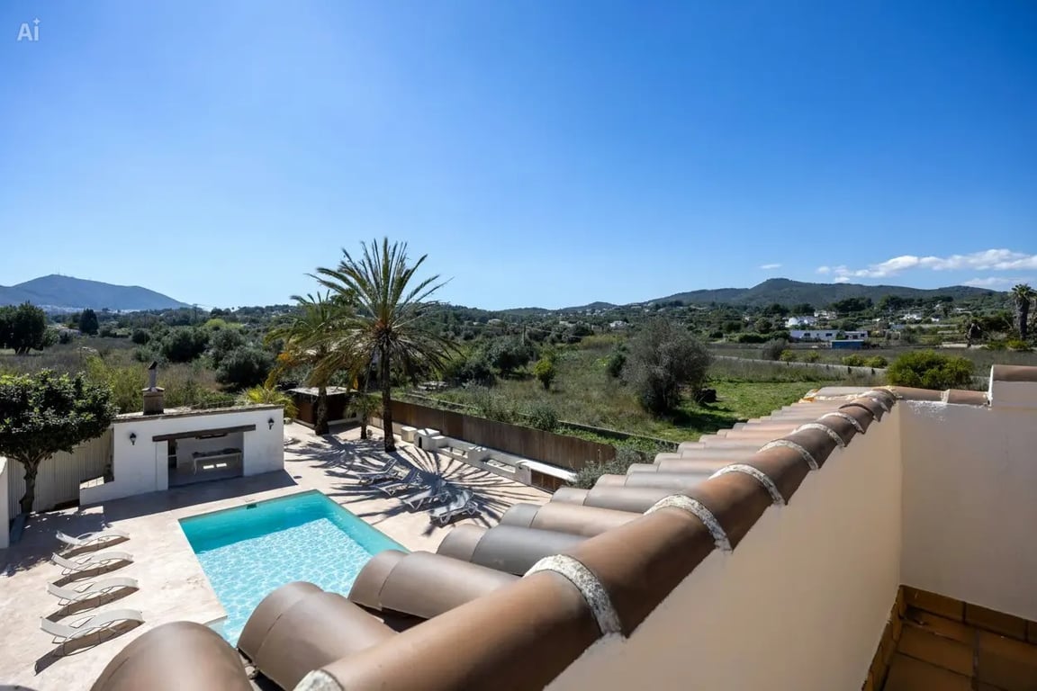 Erhöhter Blick von der oberen Etage auf den 5x10m Pool, die Außenküche und das weite Panorama über die umliegende Landschaft und Berge.