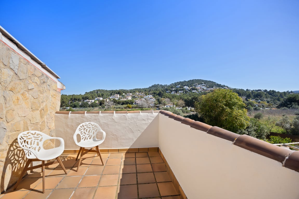 Private Dachterrasse mit Terrakotta-Fliesen und modernen Sitzgelegenheiten, die einen weiten Blick über die grünen Hügel von Jávea bietet.