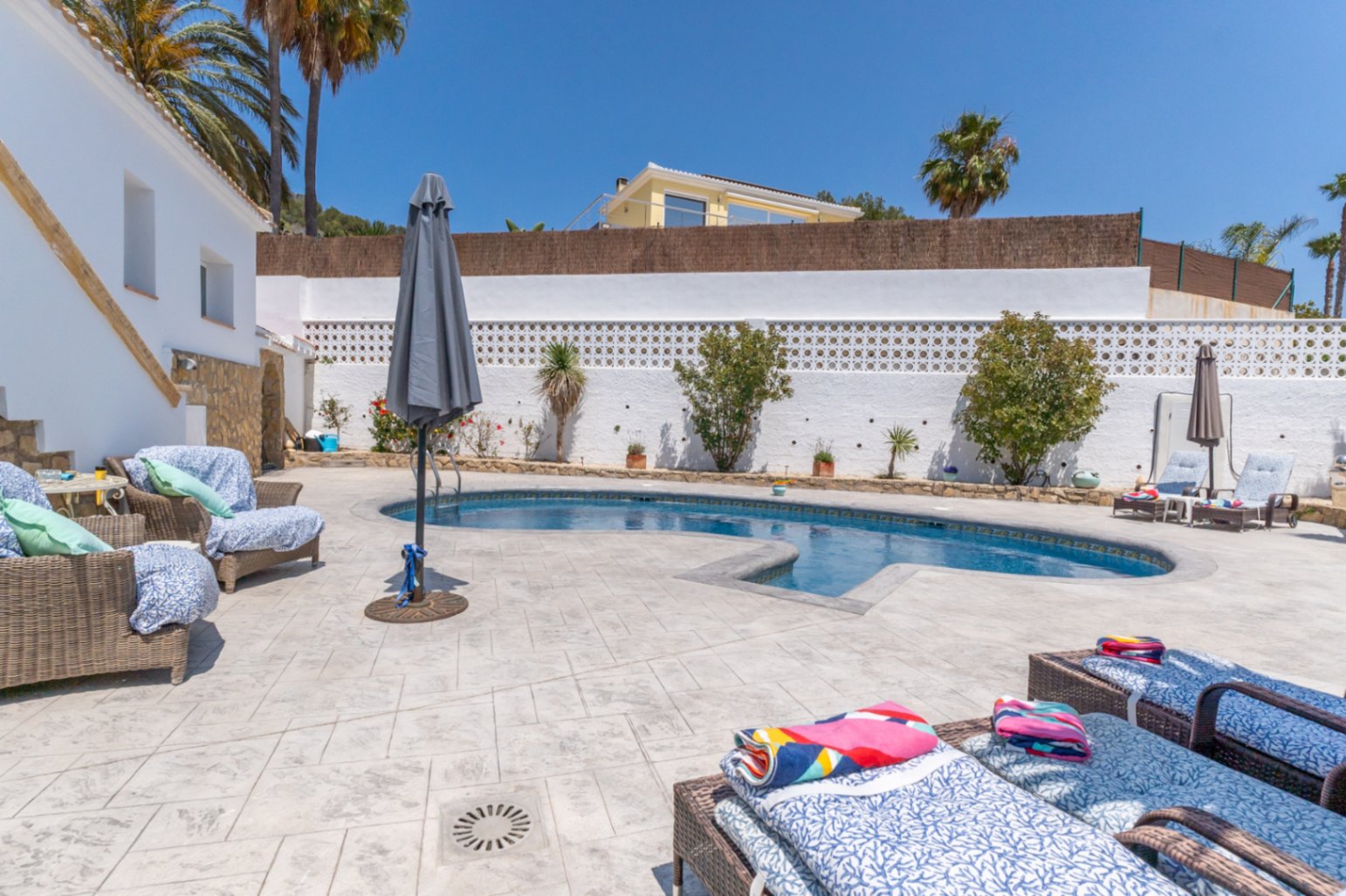 Villa in Jávea mit privatem Pool und Bergblick