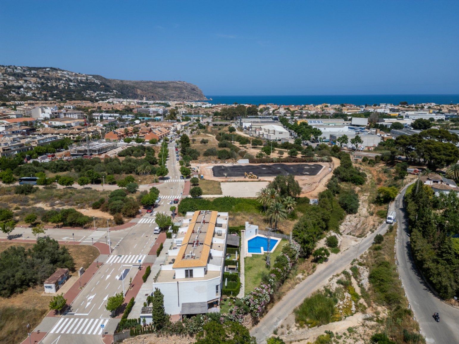 Luftaufnahme der modernen Wohnanlage in Jávea mit Gemeinschaftspool, die die zentrale Lage zwischen der Altstadt und der Mittelmeerküste verdeutlicht.