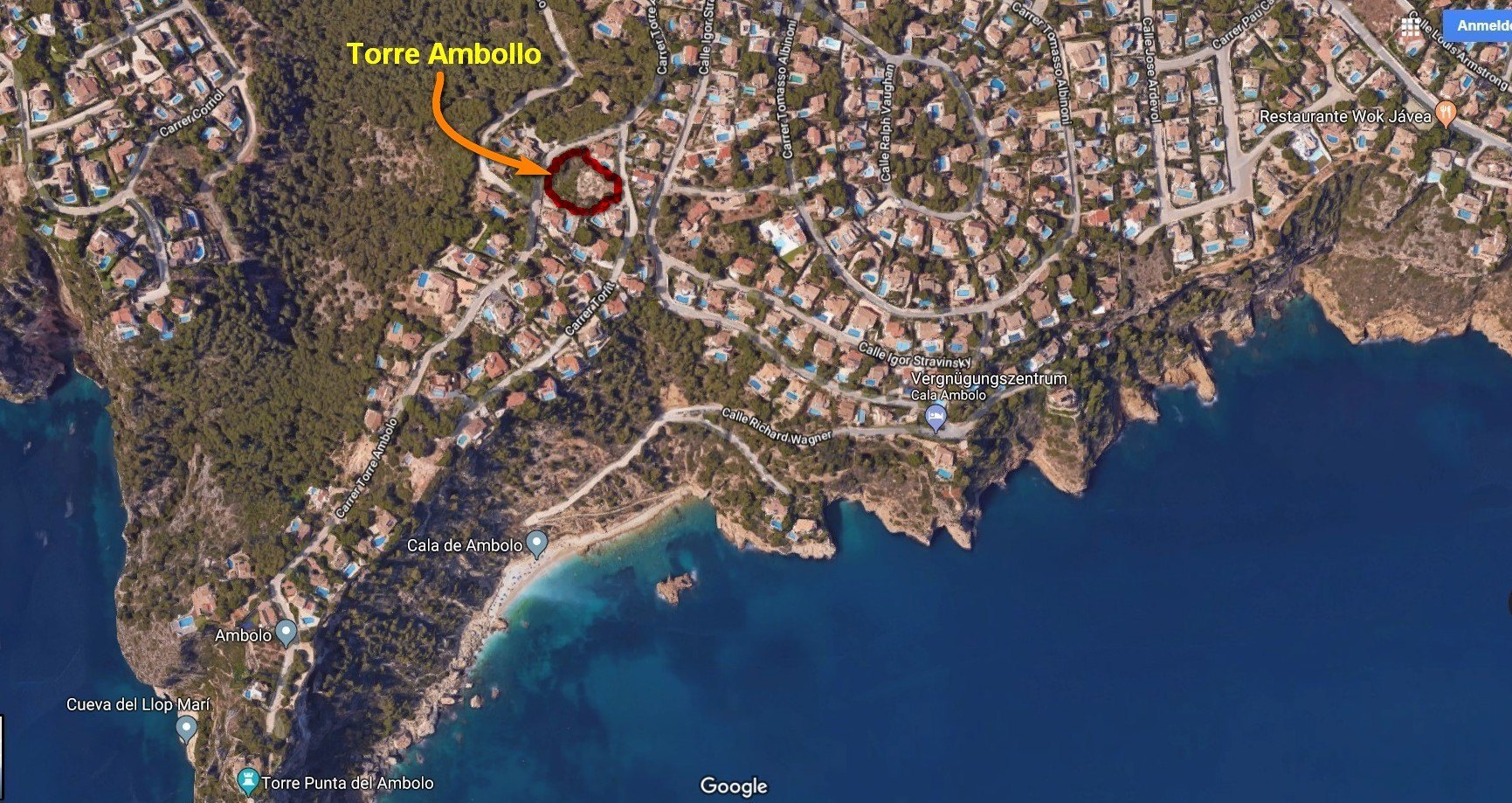 Satelliten-Luftaufnahme, die die genaue Lage der Grundstücke im Gebiet Ambolo in Jávea zeigt, mit Fokus auf die Nähe zur Küste und Cala de Ambolo.