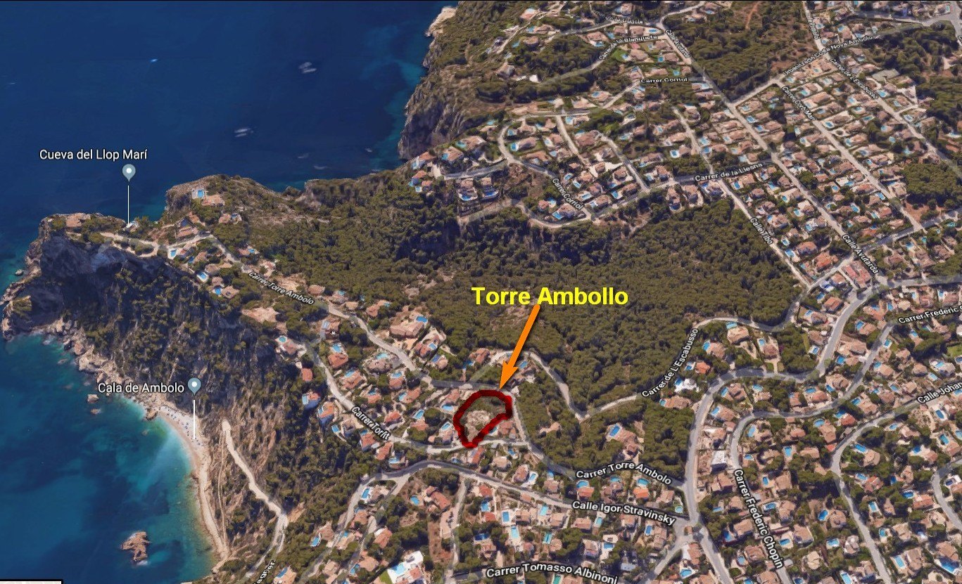 Satelliten-Luftbild der Baugrundstücke in Torre Ambollo, Jávea, in einer bewaldeten Wohngegend nahe der Bucht Cala de Ambolo und der Mittelmeerküste.