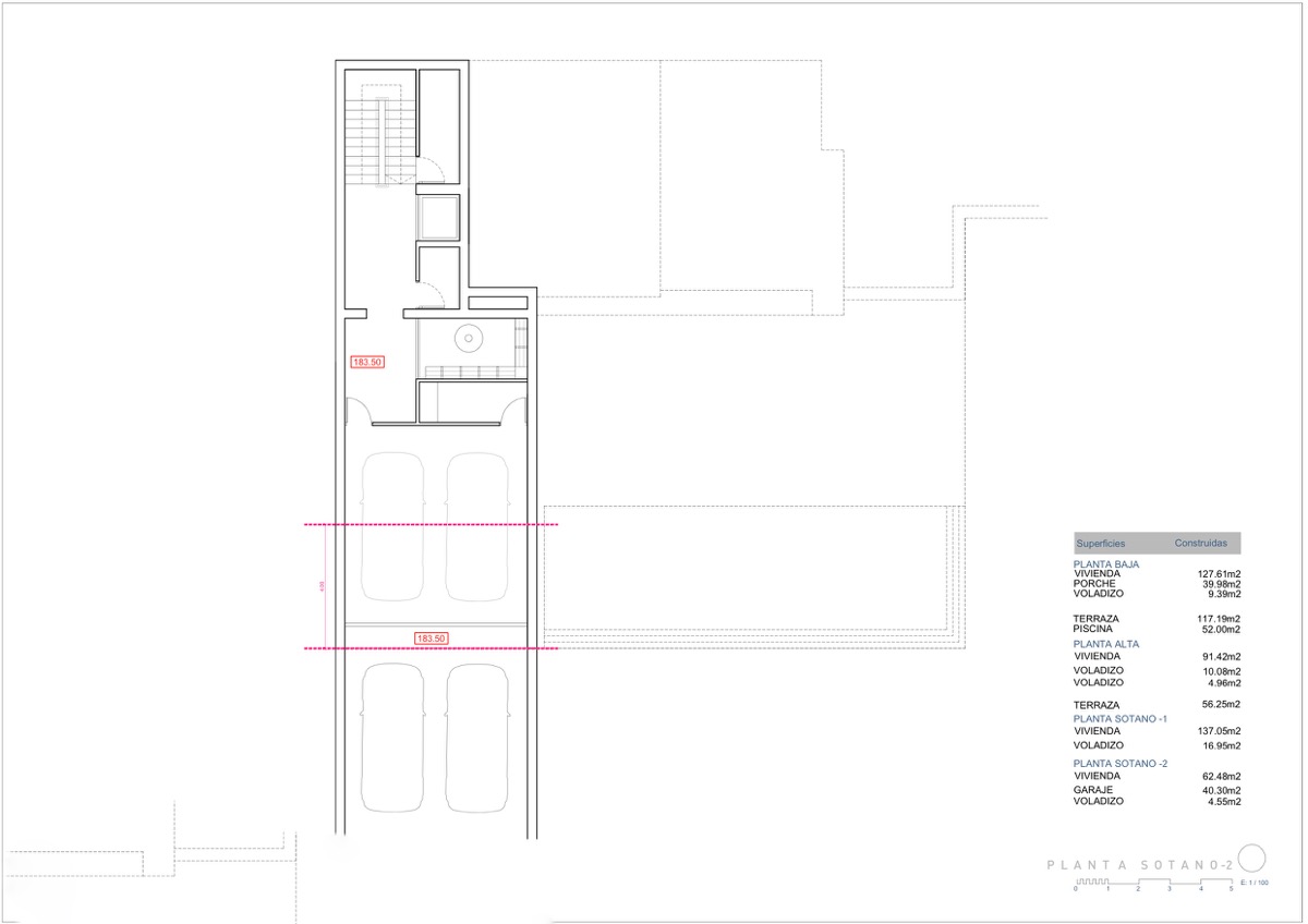Architektonischer Grundriss des Untergeschosses -2 mit Darstellung der Garage für vier Fahrzeuge, des Treppenhauses und des Aufzugs.