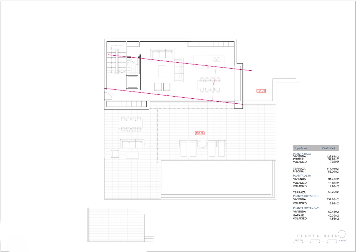 Detaillierter Grundriss des Erdgeschosses mit offenem Wohnbereich, Küche, Esszimmer, weitläufiger Außenterrasse und privatem Swimmingpool.