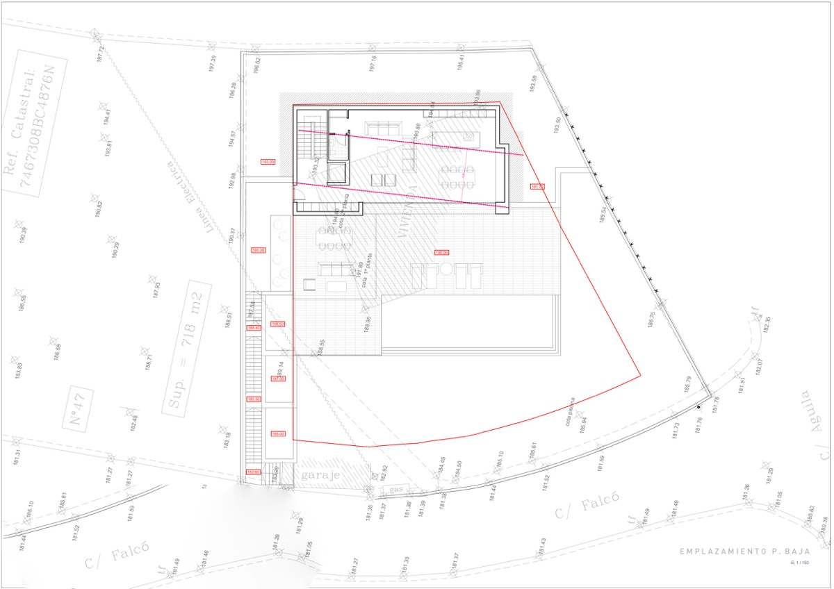 Lageplan des Erdgeschosses mit Darstellung des Villengrundrisses, des Poolbereichs und der Garagenzufahrt auf dem 964 m2 großen Grundstück.