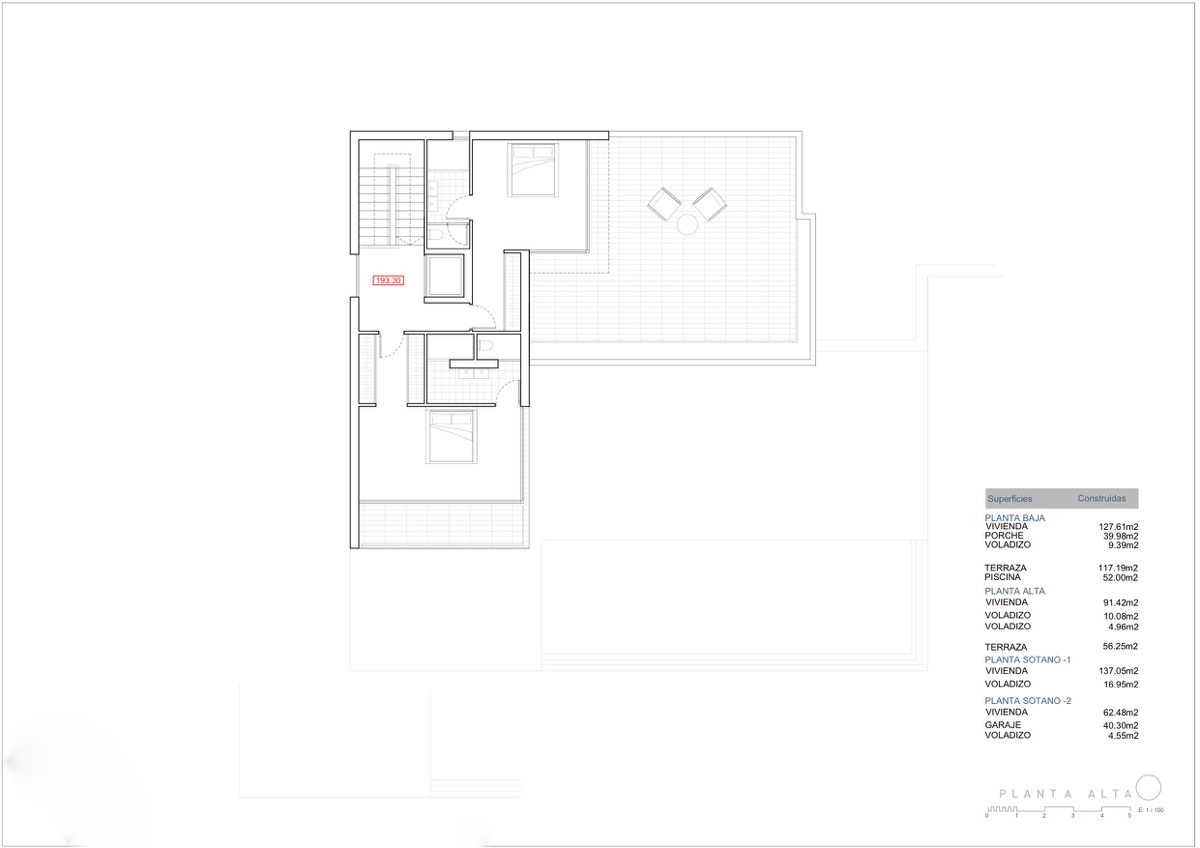 Technischer Grundriss des Obergeschosses mit Darstellung von zwei Schlafzimmern mit En-Suite-Bädern, Aufzugszugang und einer großzügigen Außenterrasse.